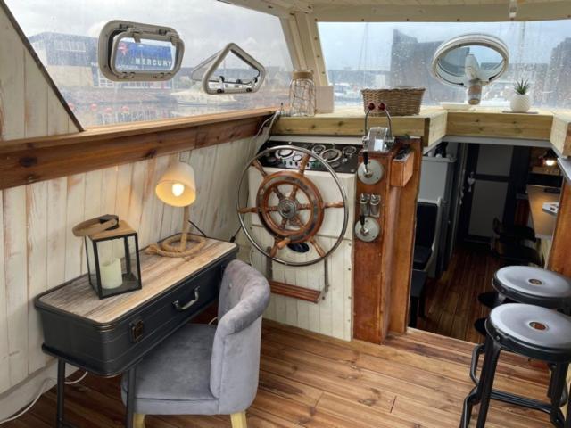 Exceptionnel Bateau Maison Reine Mathilde Ouistreham Exteriör bild